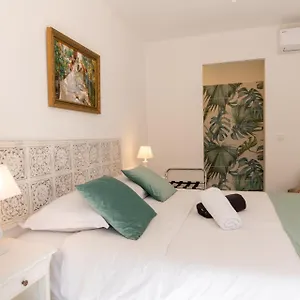 Appartement Bien D'exception En Face Du Palais Des Papes, Avignon